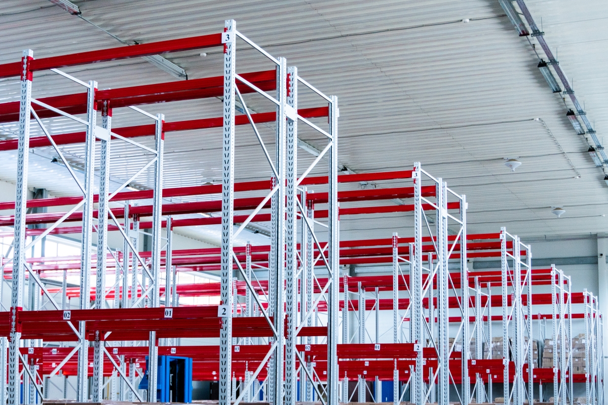 Jak zaplanować układ regałów magazynowych od podstaw?