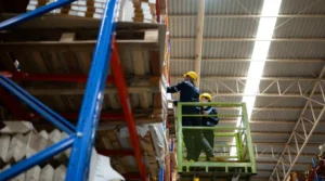 Dobry projekt to nie tylko rozmieszczenie regałów, ale też uwzględnienie normy PN-EN 15635, która reguluje użytkowanie i kontrolę systemów składowania.