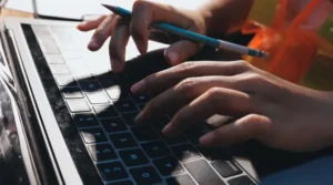 Kurs BHP online z certyfikatem to zamknięty program szkoleniowy realizowany przez platformę e-learningową — uczestnik przechodzi przez moduły tematyczne we własnym tempie, a po ukończeniu wszystkich etapów przystępuje do testu końcowego.