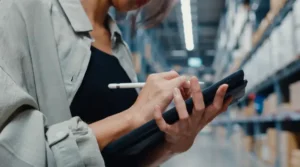 Prawidłowe obliczenie ROI automatyzacji magazynu wymaga rzetelnej inwentaryzacji zarówno strony kosztowej, jak i korzyściowej.