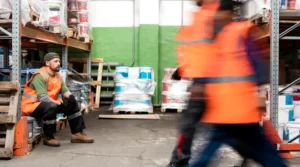 Dane z systemów WMS wyraźnie pokazują, że nowy pracownik osiąga pełną normę kompletacji po 4 do 8 tygodniach, zależnie od złożoności operacji.