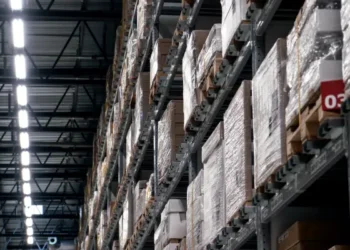 Regały magazynowe – wybór, cena i korzyści